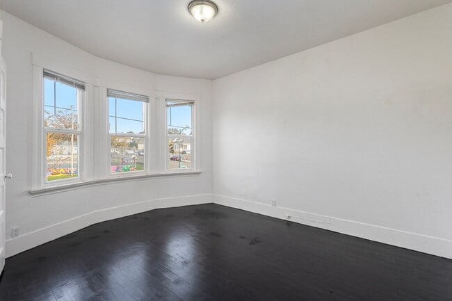Building Photo - 1735 Foothill Blvd #A - 3 Beds | 1 Bath