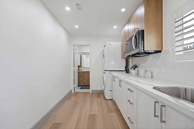 Building Photo - Irvine central location 2bd/1ba with separ...
