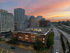 Building Photo - Condo in the Vibrant Clayton district!