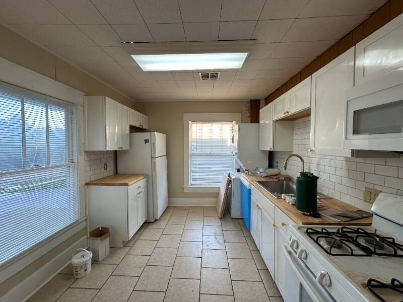 Building Photo - 201-203 W Acres St