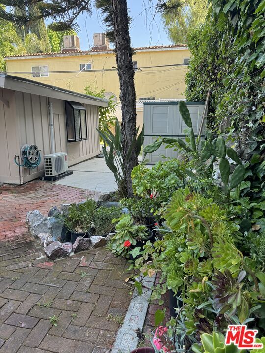 Building Photo - 12340 Moorpark St