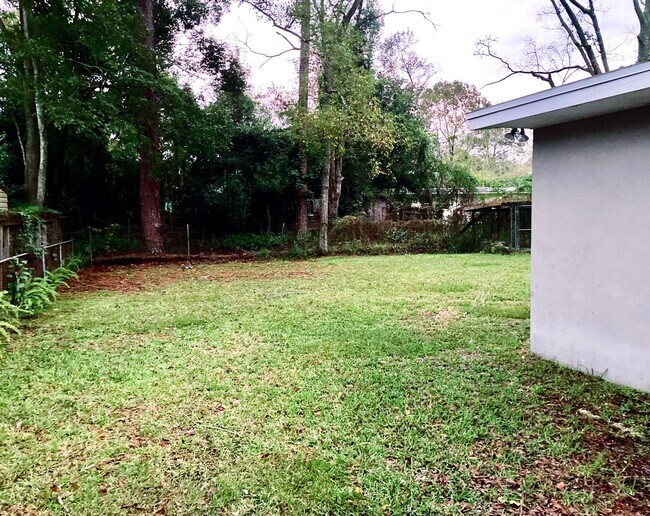 Building Photo - ***TWO WEEKS FREE*** Charming Home in Established Jacksonville Neighborhood