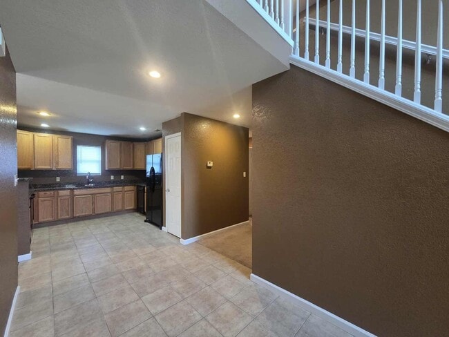 Building Photo - Beautiful Town House