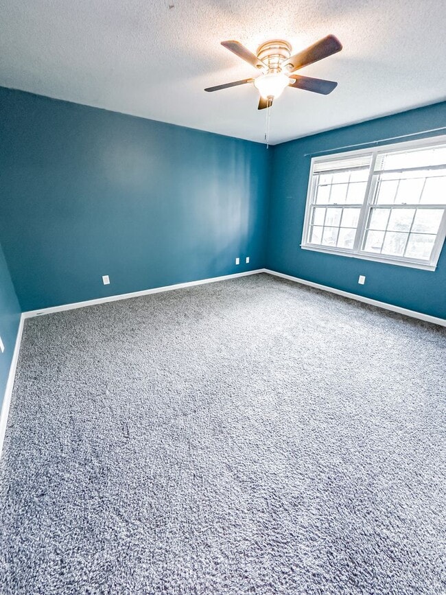 Building Photo - Lovely Home! Lots Of Space!