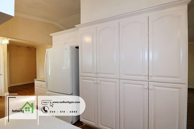 Building Photo - 256 Newport Dr