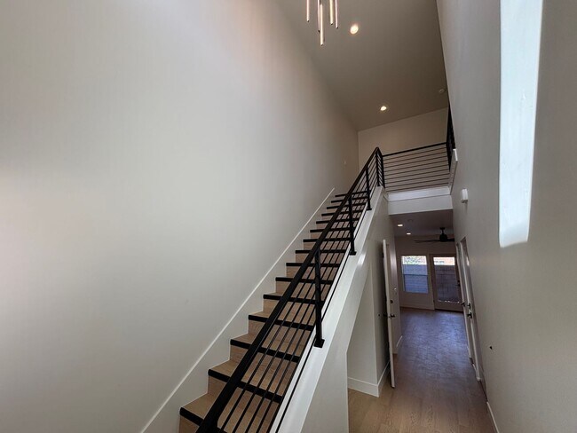 Building Photo - HURRICANE TOWNHOME FOR RENT!
