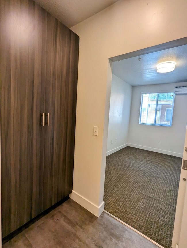 Building Photo - Contemporary one bedroom one bath in Salt ...