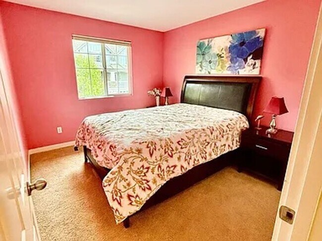 Building Photo - Available Now – 4 bed 2.5 bath Sq Ft Woodr...