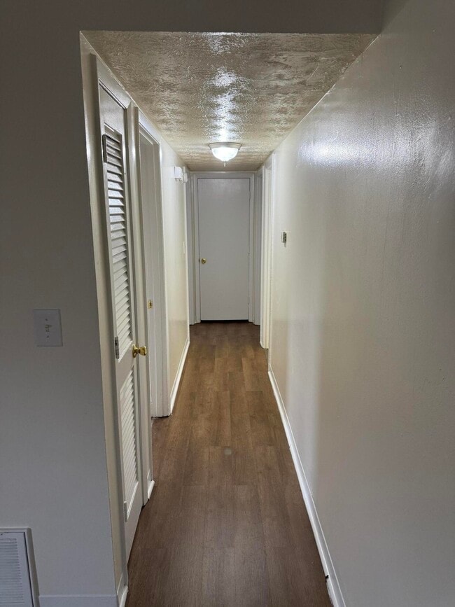 Building Photo - 1504 Thames Dr