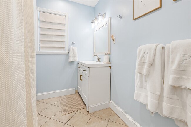 Building Photo - 171 H St