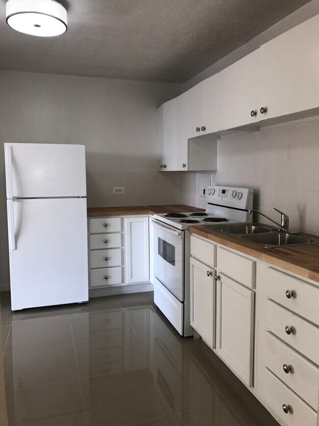 Building Photo - 5940 N Kenmore Ave