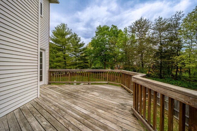 Building Photo - Three-level end unit townhome!