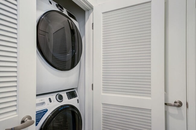 Building Photo - APARTMENT