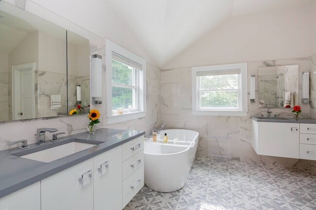 Building Photo - 48 Woodthrush Ln