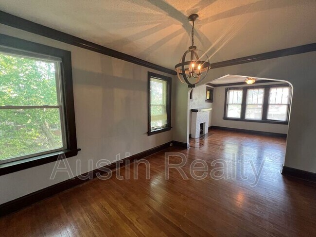 Building Photo - 5072 Lindenwood Ave