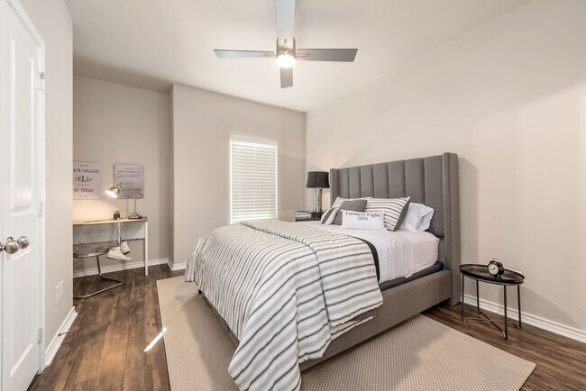 Building Photo - 4/4.5 in Pershing Pointe Townhomes! Availa...