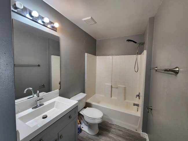 Building Photo - 2417 George Ave S