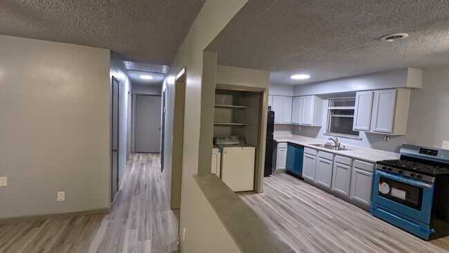 Building Photo - 402 Hickory St