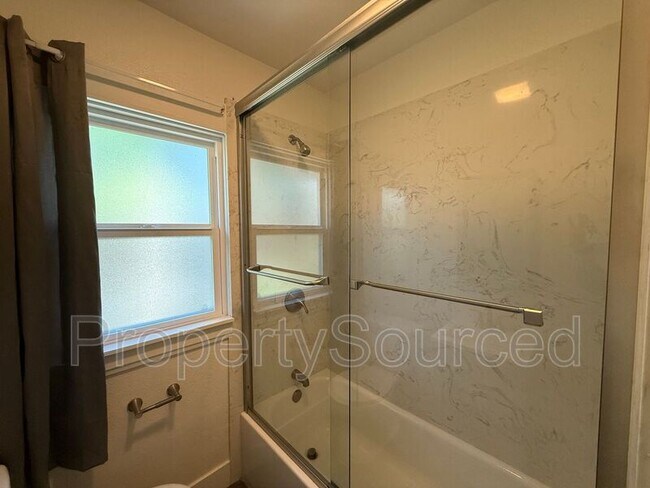 Building Photo - 940 N Sierra Nevada St
