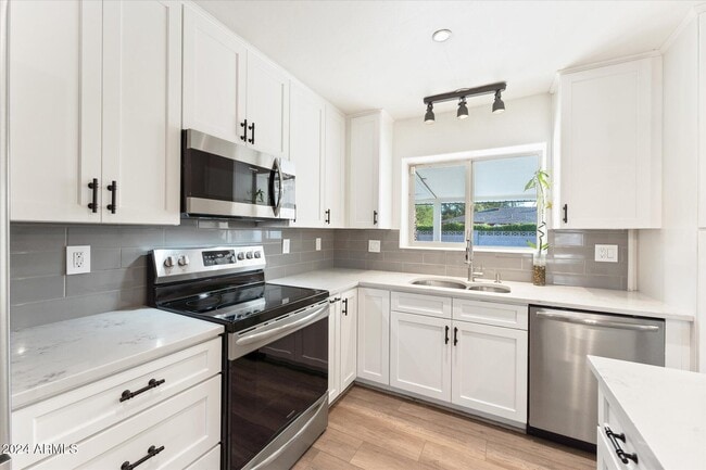 Building Photo - 1921 E Laguna Dr