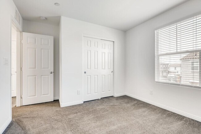 Building Photo - 3 Bedroom Townhouse in a Gated Northeast Community Near Nellis Air Force Base