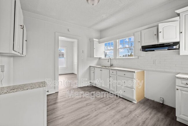 Building Photo - 612 12th St W