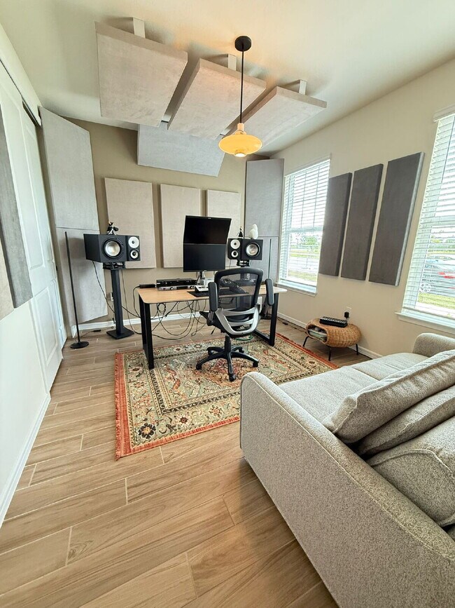 Building Photo - "Spacious 3-Bedroom Home in St. Cloud with...