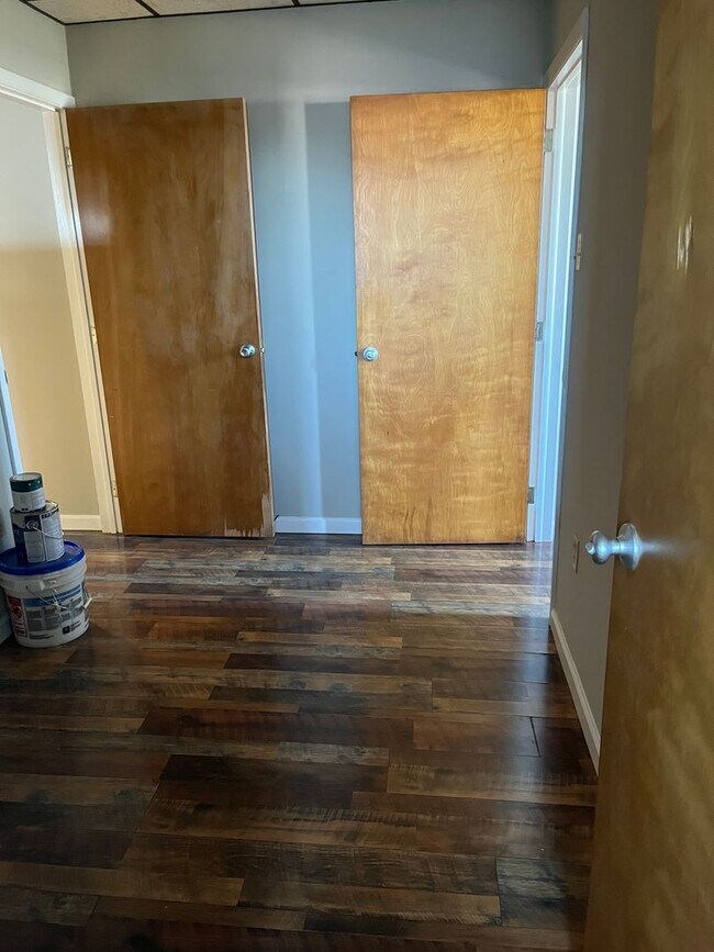 Building Photo - Fresh, clean apartment ready to call home!