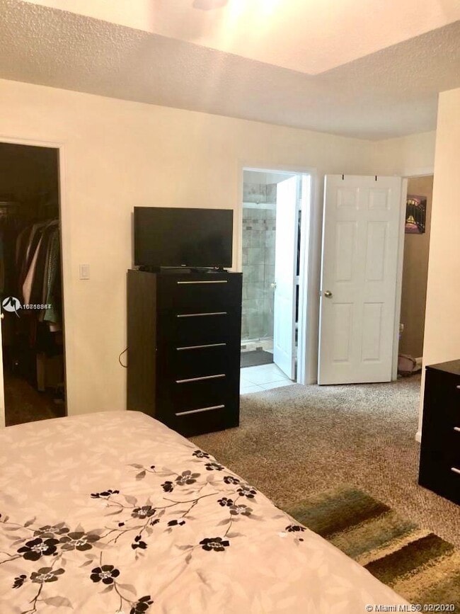 Building Photo - 7692 N Southwood Cir