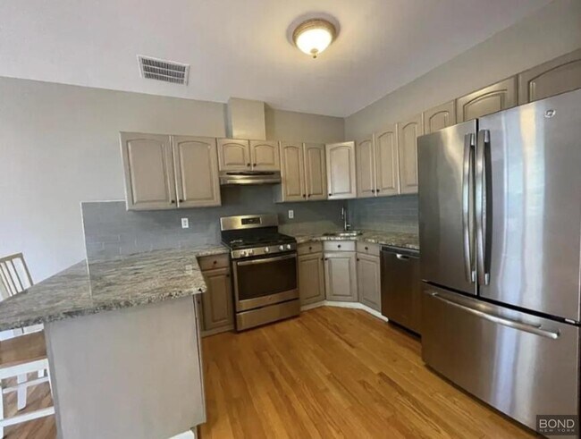 Building Photo - 3 bedroom in Queens NY 11418