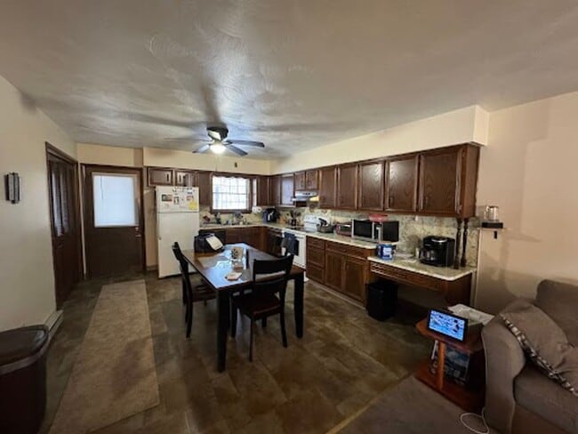 Building Photo - Spacious Townhome in Exeter, PA!