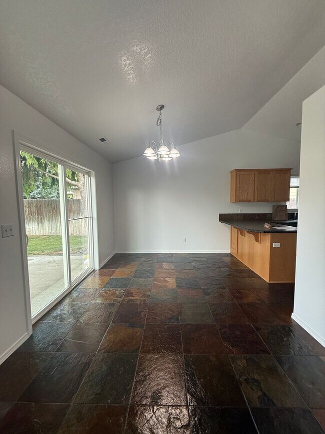 Building Photo - 3 bed, 2 bath- Kennewick Location!