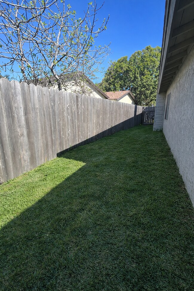 Building Photo - UPGRADED 4 bedroom 2 bathroom home