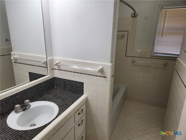 Building Photo - 2909 Oakdale Dr