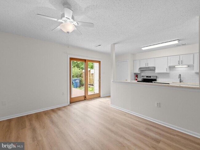 Building Photo - 2178 Mager Dr