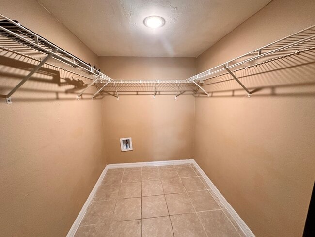 Building Photo - 4310 Santa Barbara Blvd