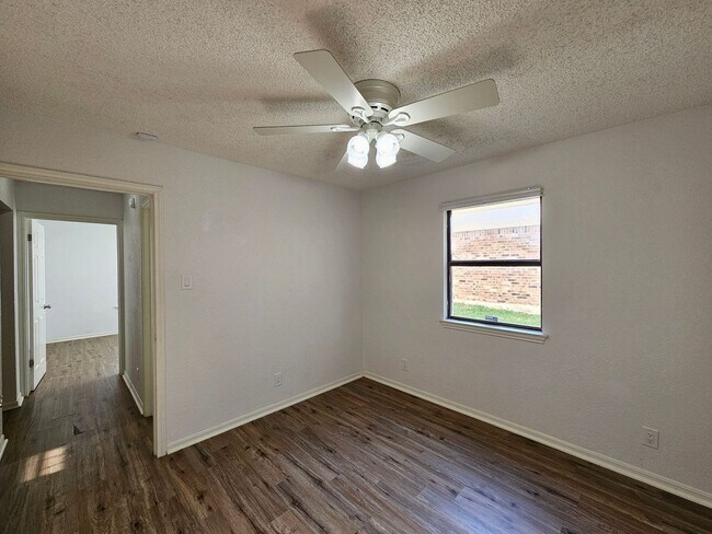 Building Photo - AVAILABLE NOW!