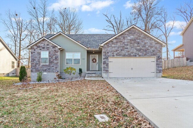 Building Photo - Country feel in the City.  Sharp 3 bed 2 bath.  Close to Fort Campbell.