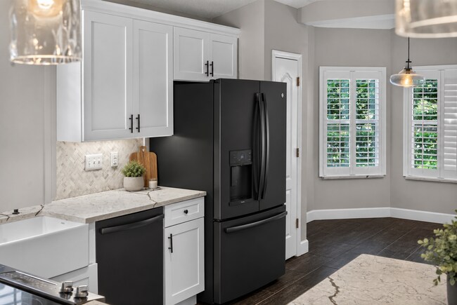 Building Photo - Renovated Brick Home in Gated Community