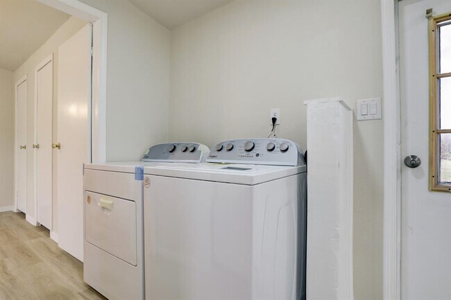 Building Photo - 5806 TX-35