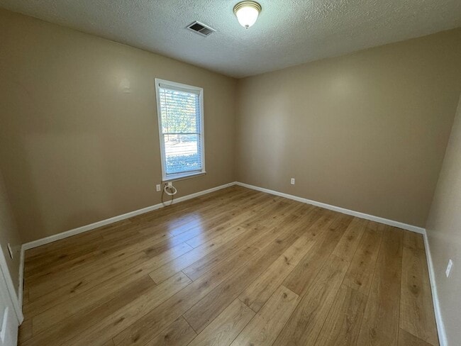 Building Photo - Updated 2/1.5 Duplex in Armuchee- $1,295