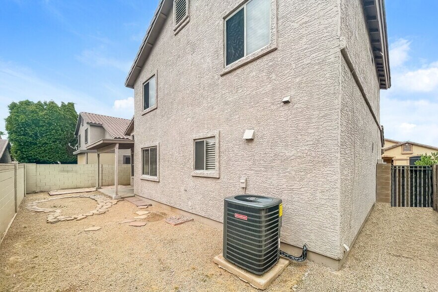 Building Photo - 8802 E University Dr