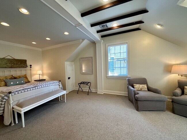 Building Photo - 3027 Chestnut St