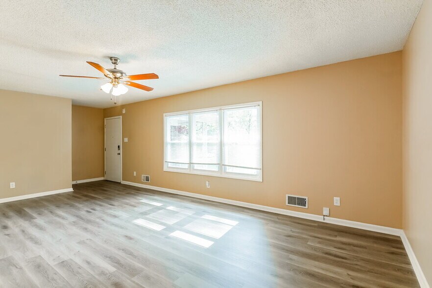 Building Photo - 2415 Rose Ln