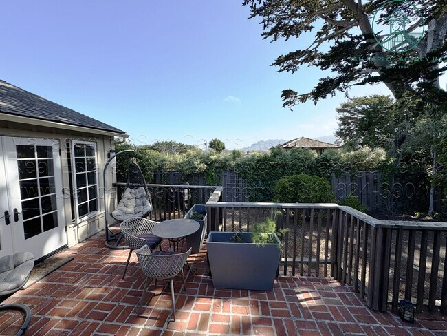 Building Photo - 3 Bed / 2 Bath Charming Carmel Point Home