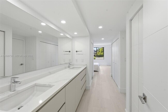 Building Photo - 251 Crandon Blvd