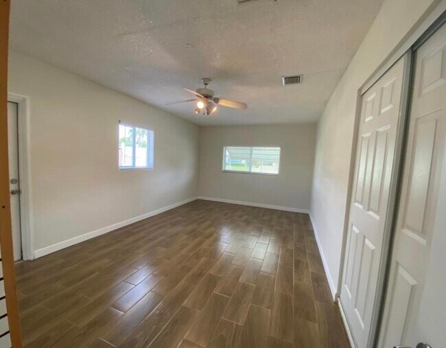 Building Photo - 1230 SE 14th Dr