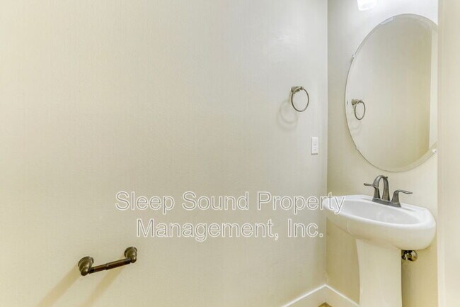 Building Photo - 570 SW 201st Ave