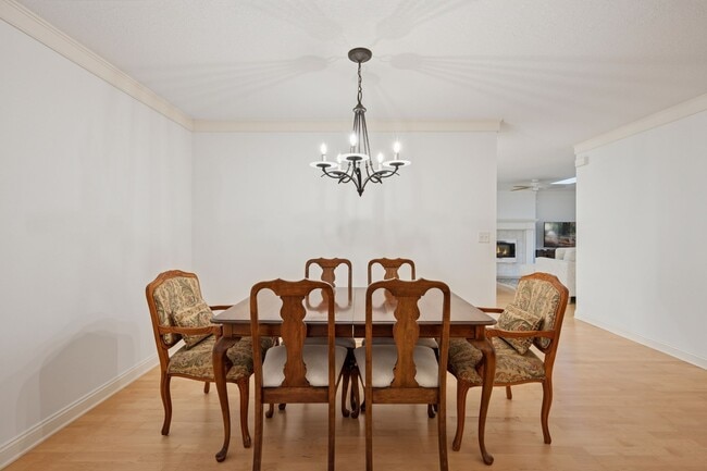 Great dining space - 145 Holly Ln N