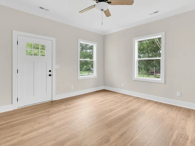 Building Photo - Beautifully renovated 2-bedroom, 2-bathroo...